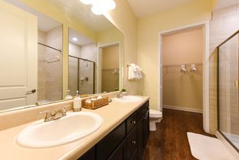 Bathroom sink with miroor
